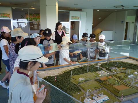 新潟県柏崎刈羽原子力発電所で施設のジオラマに集まる児童