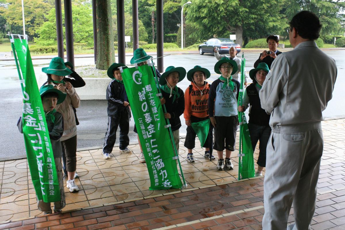 募金活動に向かう前に、担当者の話を聞く9名の「緑の少年団」