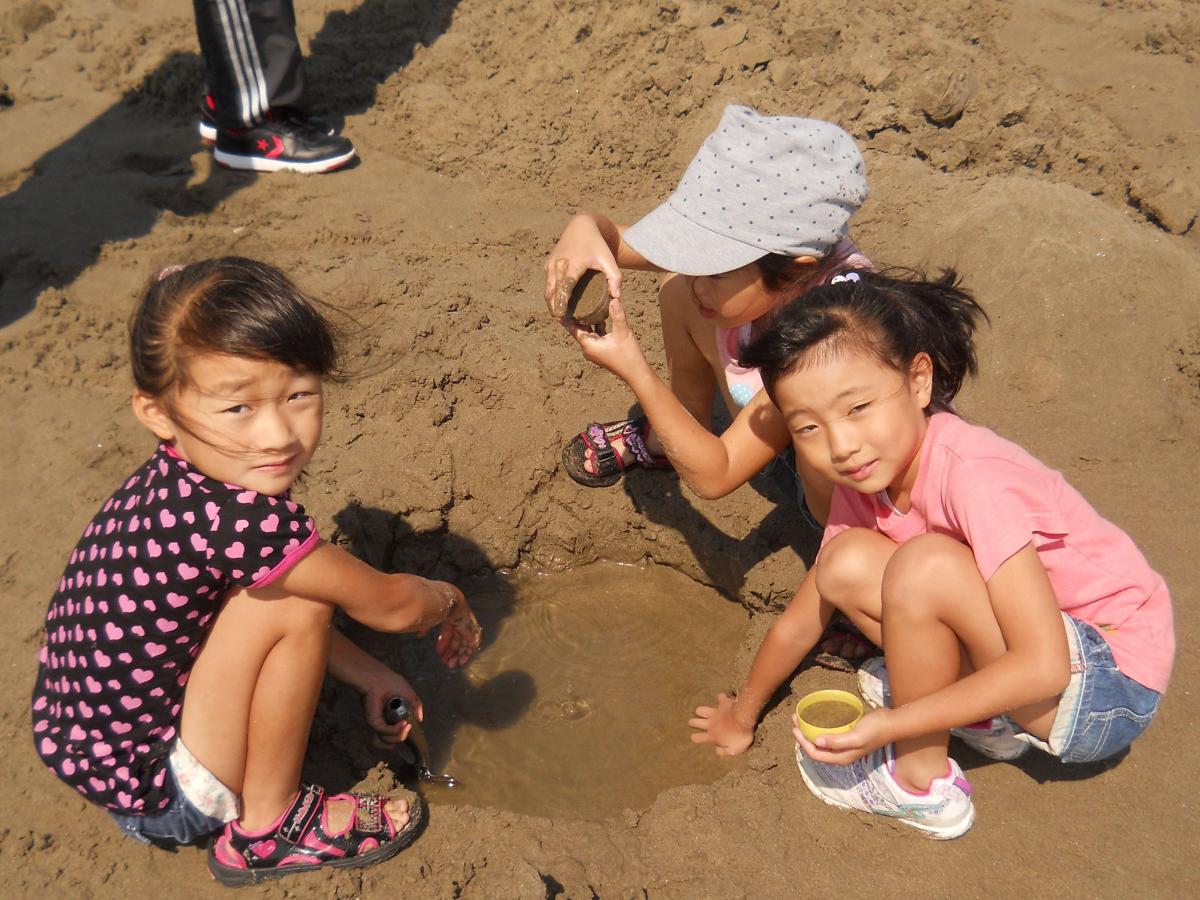 協力して砂の芸術を作る参加児童たち（3）