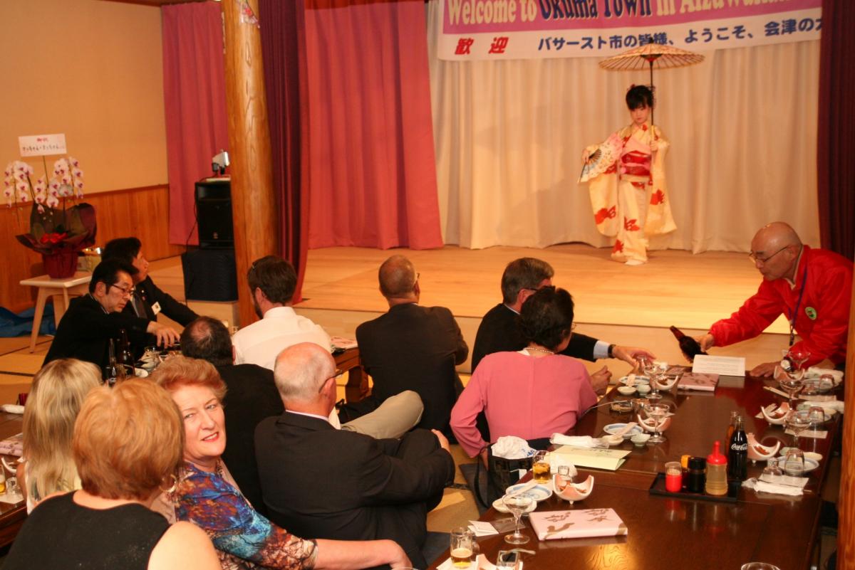 訪問団に日本舞踊を披露する町の小学生