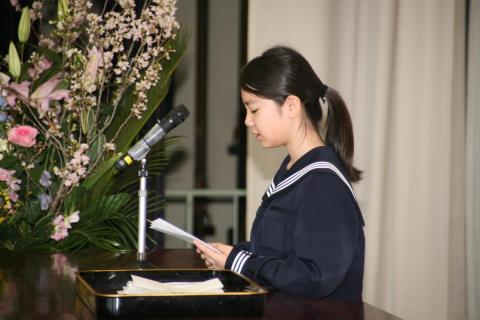 入学式で誓いの言葉を述べる新入生の代表