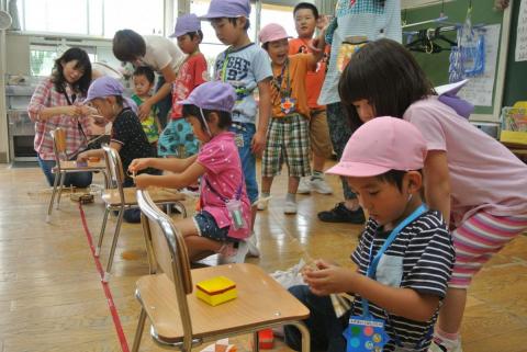 PTA主催による「笑顔いっぱいまつり」でゲームを楽しむ園児
