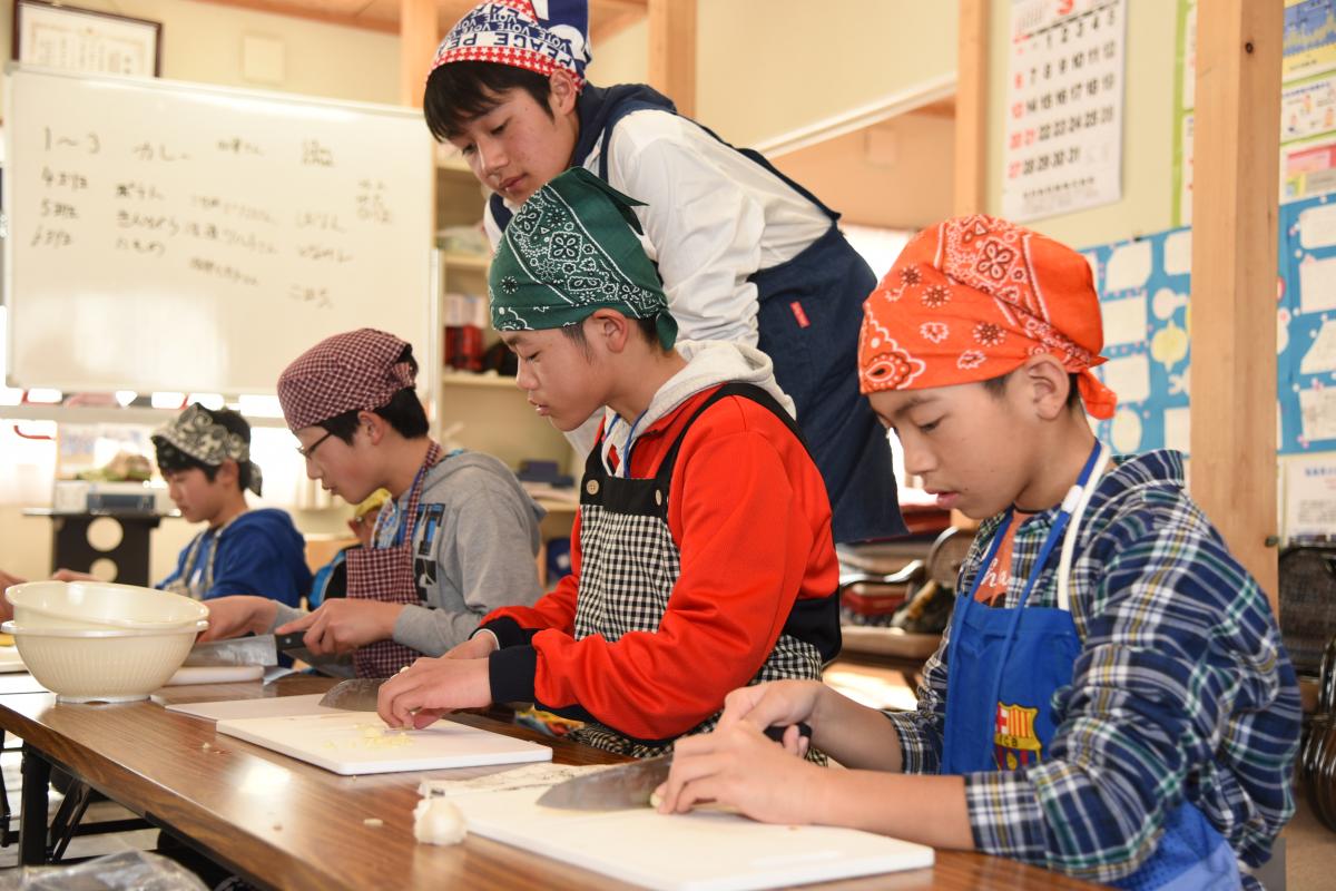 創作鍋の出来栄えを競う鍋グランプリに出品する鍋料理の準備をする中学生