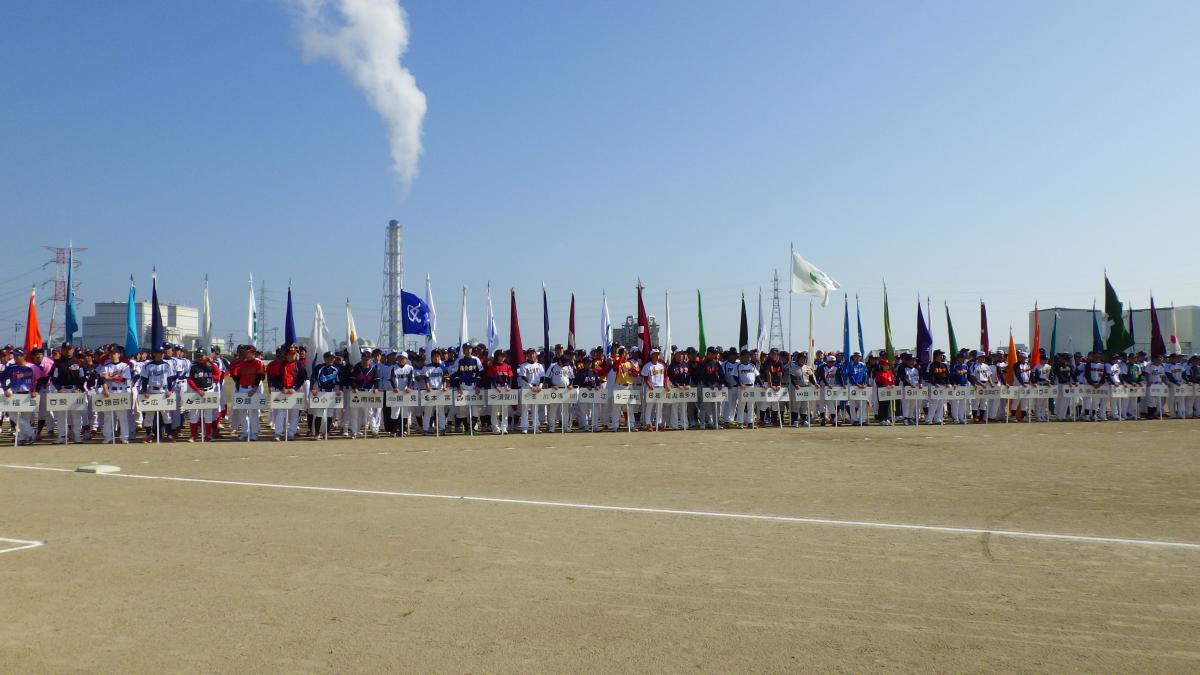 相馬市の相馬光陽ソフトボール場で行われた開会式。大会には53市町村が出場しました