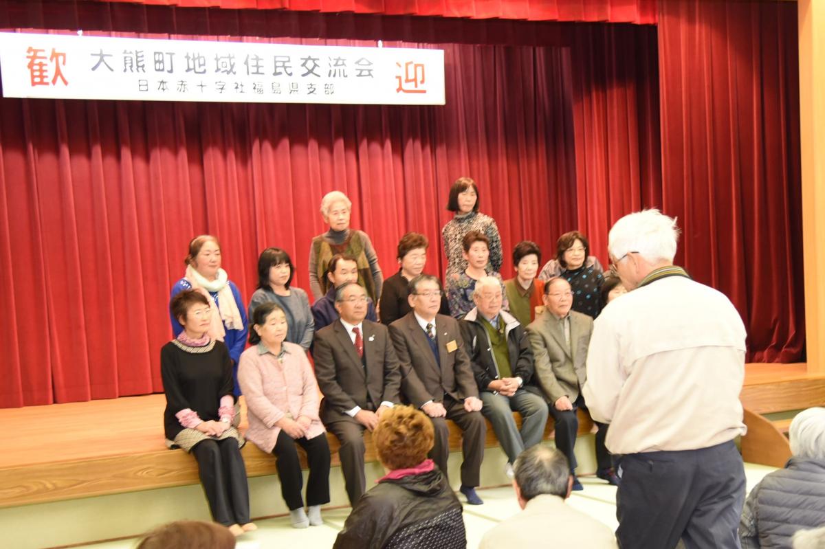 渡辺町長、渡部会長を囲んで記念撮影をする参加者