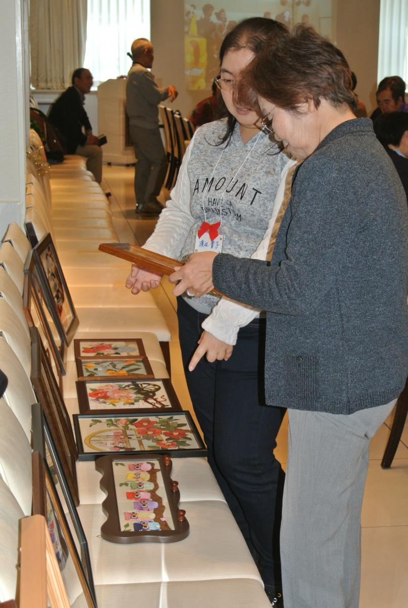 展示された町民の手芸作品を見入る参加者