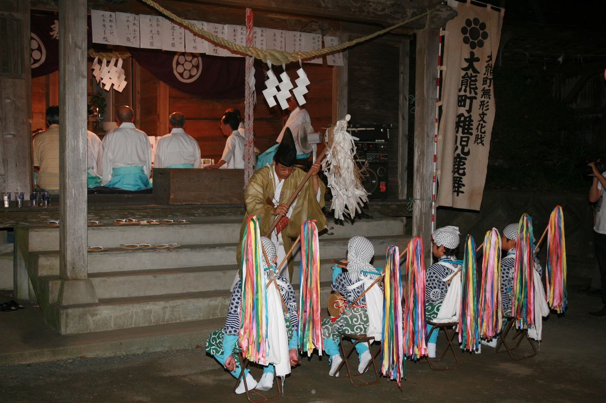 熊川の諏訪神社に入り、心の準備をする子どもたち