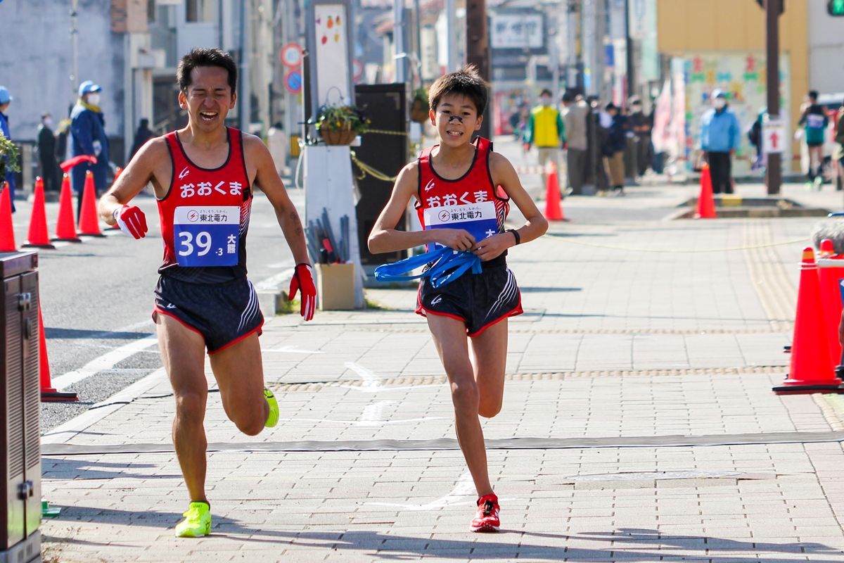 高橋選手からたすきを受け取り、4区3.9kmを走る柳田選手