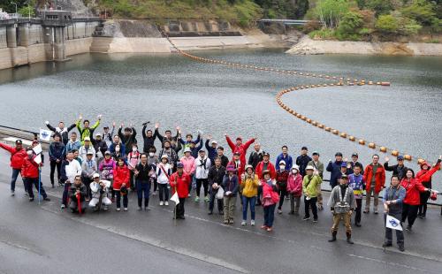 坂下ダムに到着し、記念撮影に収まる参加者