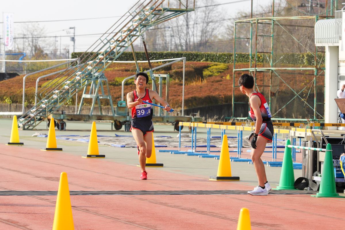 鏡石町・鳥見山陸上競技場内を走る選手。