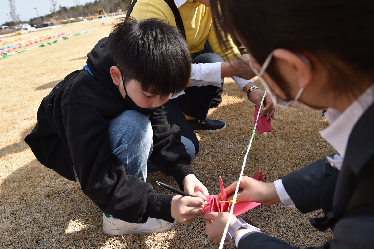 町立小の児童が折り鶴にメッセージを書きました。