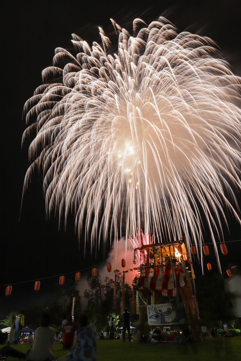 祭りのフィナーレは打ち上げ花火。夏祭りには約千人が来場し、新型コロナウイルスの影響で3年ぶりの開催となった祭りを楽しみました。