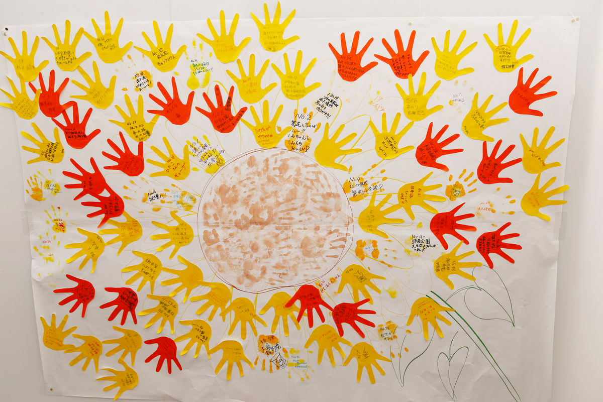 石井さんのアイデアでつくられたヒマワリの絵。来場者に標葉地域のいいところを手形に書いてもらったり、手形を押してもらったりしたもの。