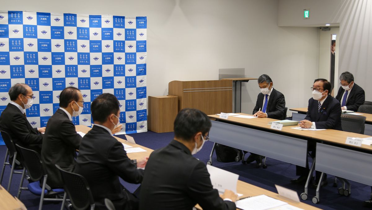 意見交換する吉田町長と渡辺復興大臣( 右)