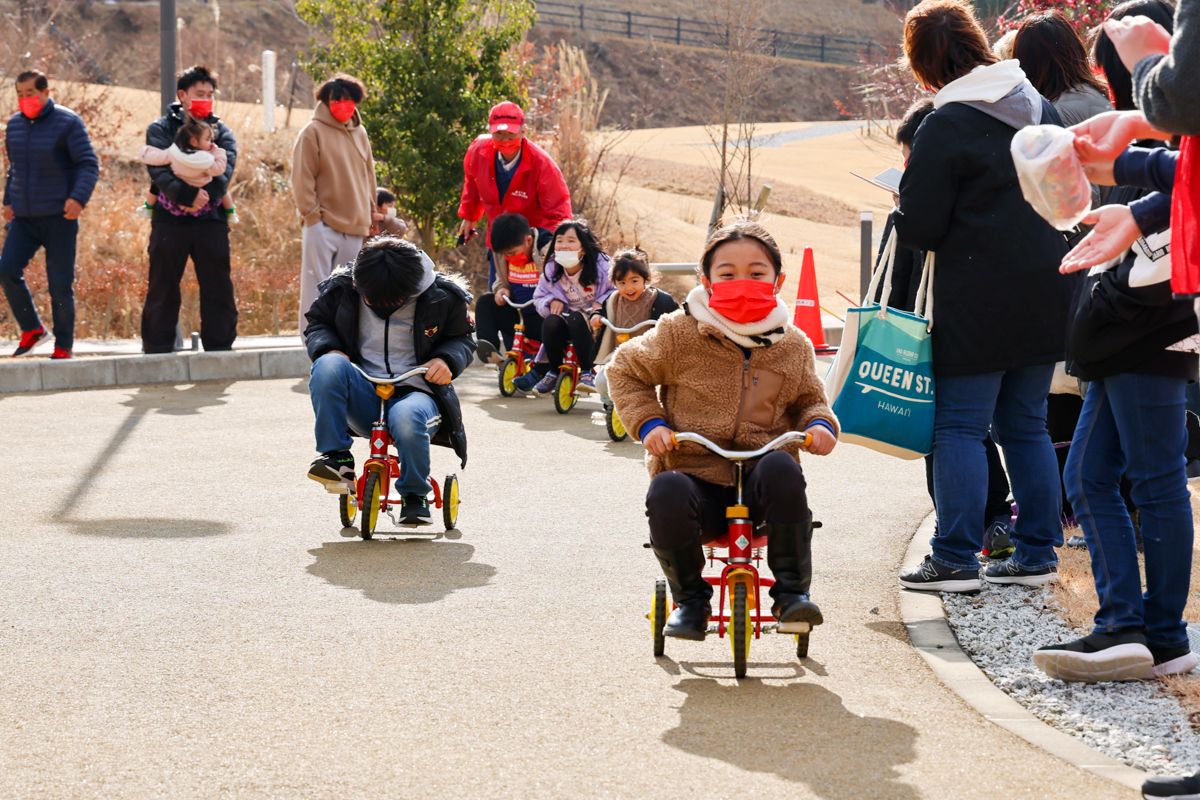 里がえりもちつき大会恒例の三輪車レース。大勢の子供たちが参加しました。