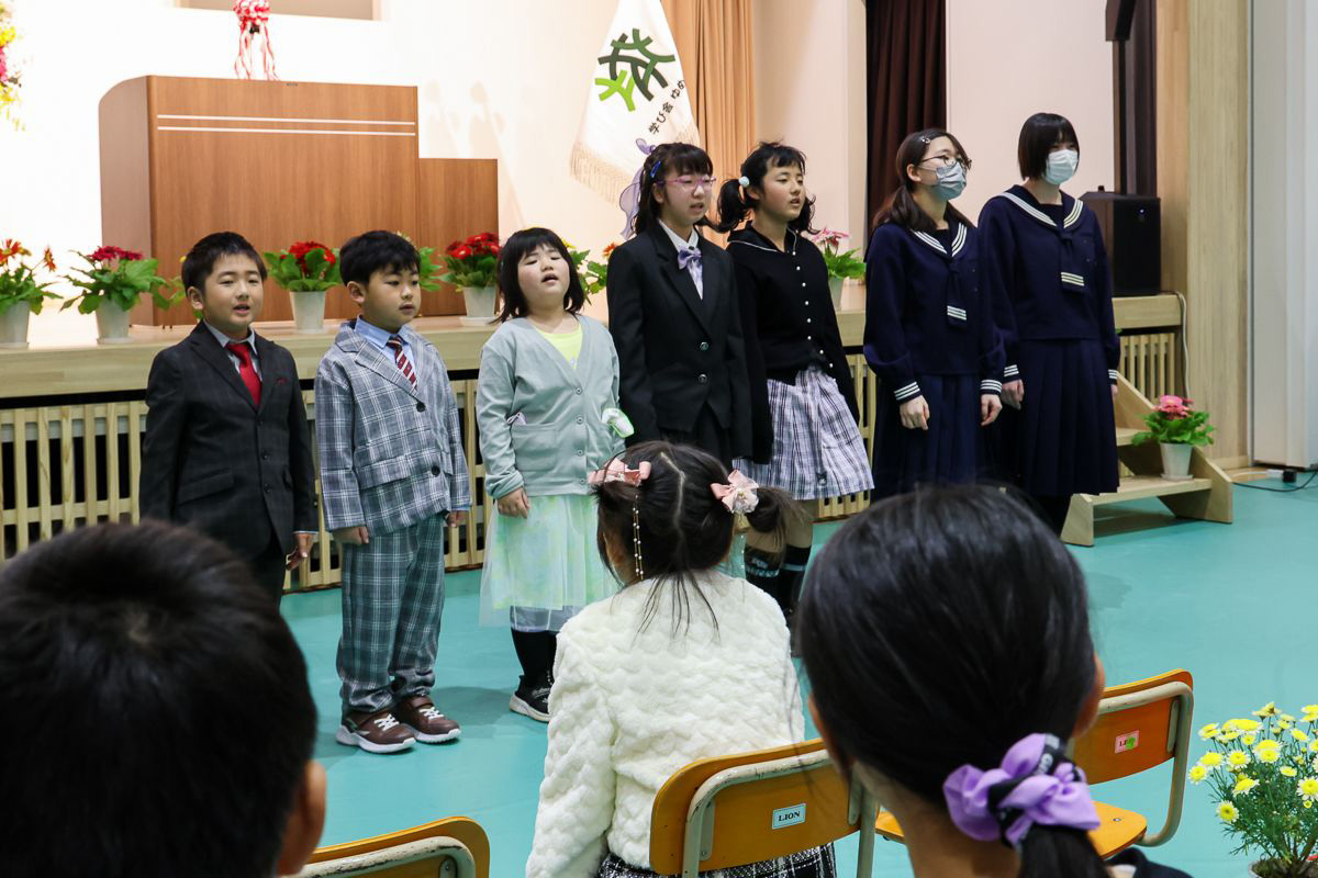 校歌「学び舎ゆめの森のうた」を歌う場面では、3月まで会津若松市内の校舎に通っており、校歌を知る児童生徒らが前に出て、新たに入園・入学、転入した仲間に披露しました。（奥）