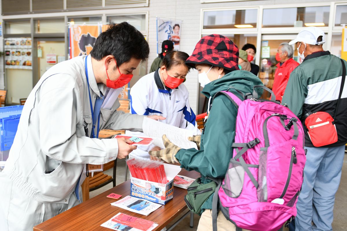 新型コロナウイルス感染拡大防止のため受付では、イベント参加者に赤いマスクを配布。また、健康確認も行われました。