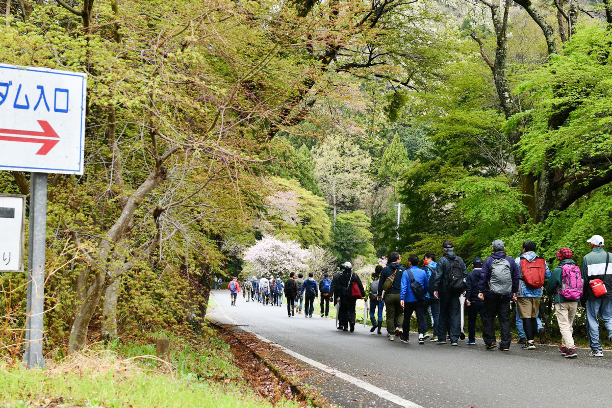 linkる大熊前広場から出発した参加者は、県道35号線から大山祇神社を通り、往復約4kmの道のりを歩きました。