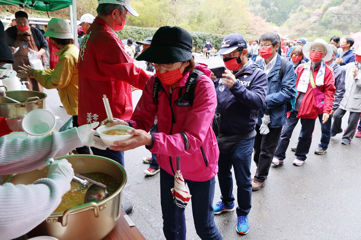 坂下ダム施設管理事務所前の広場では、スタッフが早朝から準備していた豚汁と玉こんにゃくが振る舞われ、参加者らを温かい食事でもてなしました。