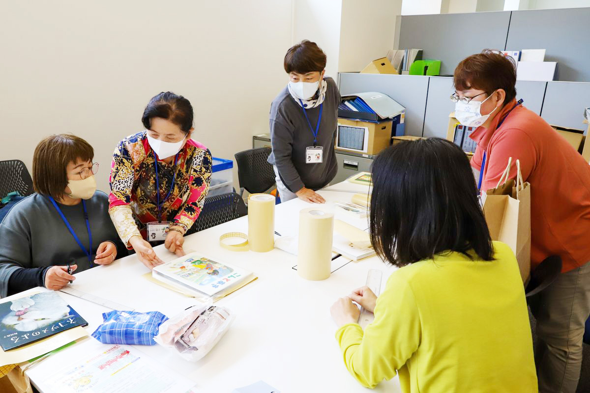 ボランティアのメンバーに指導する川村さん（左から2人目）