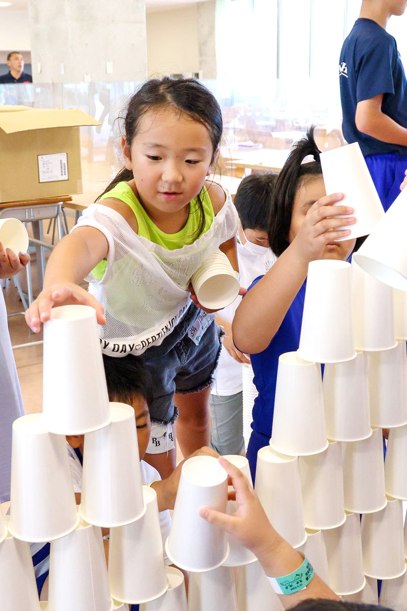 紙コップタワーをつくる児童