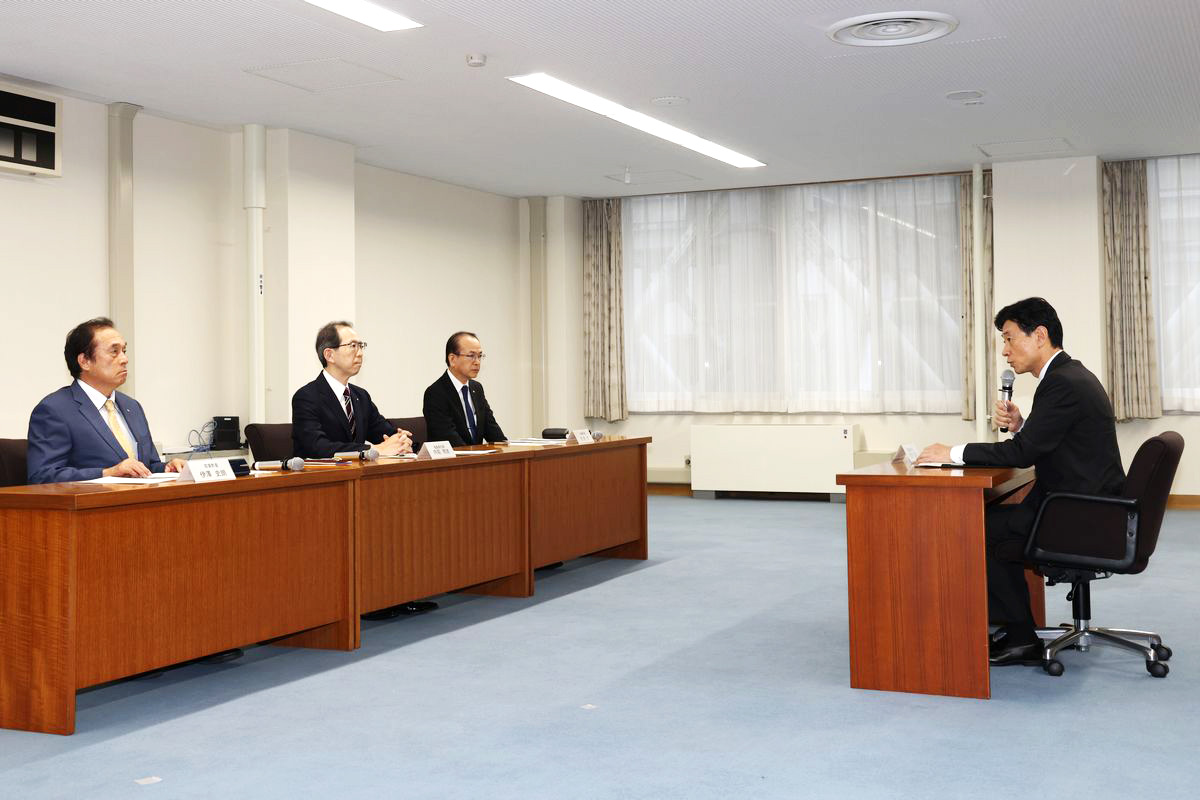 西村経産大臣（右）と会談する内堀知事と吉田、伊沢両町長