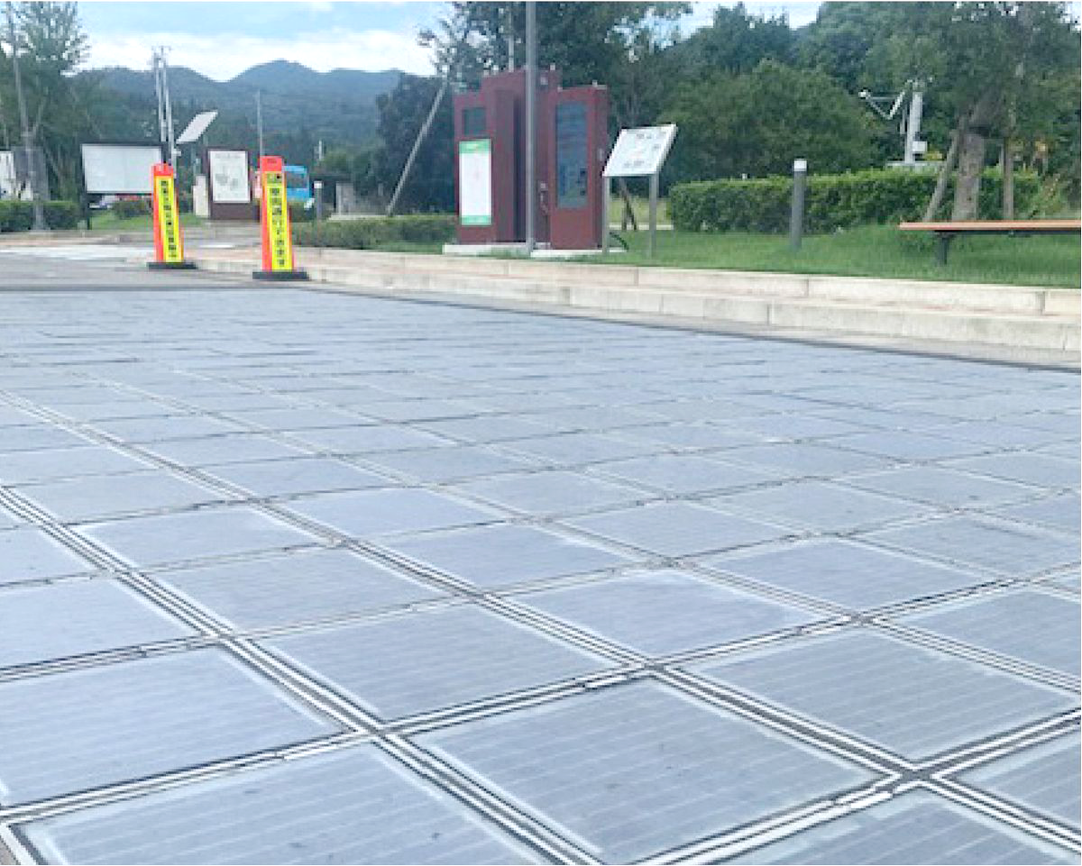 町役場の駐車場に設置された路面太陽光パネル