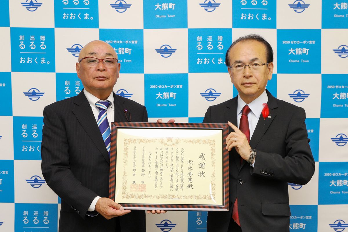 吉田町長に受賞を報告する松永さん（左）