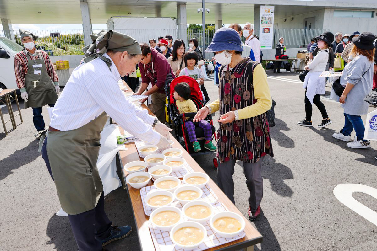 テレビドラマ「ウオメシ」の出演者らが考案した鍋の振る舞い。福島県沖で獲れた魚（カナガシラ）と地元野菜などをたくさん使用しました。