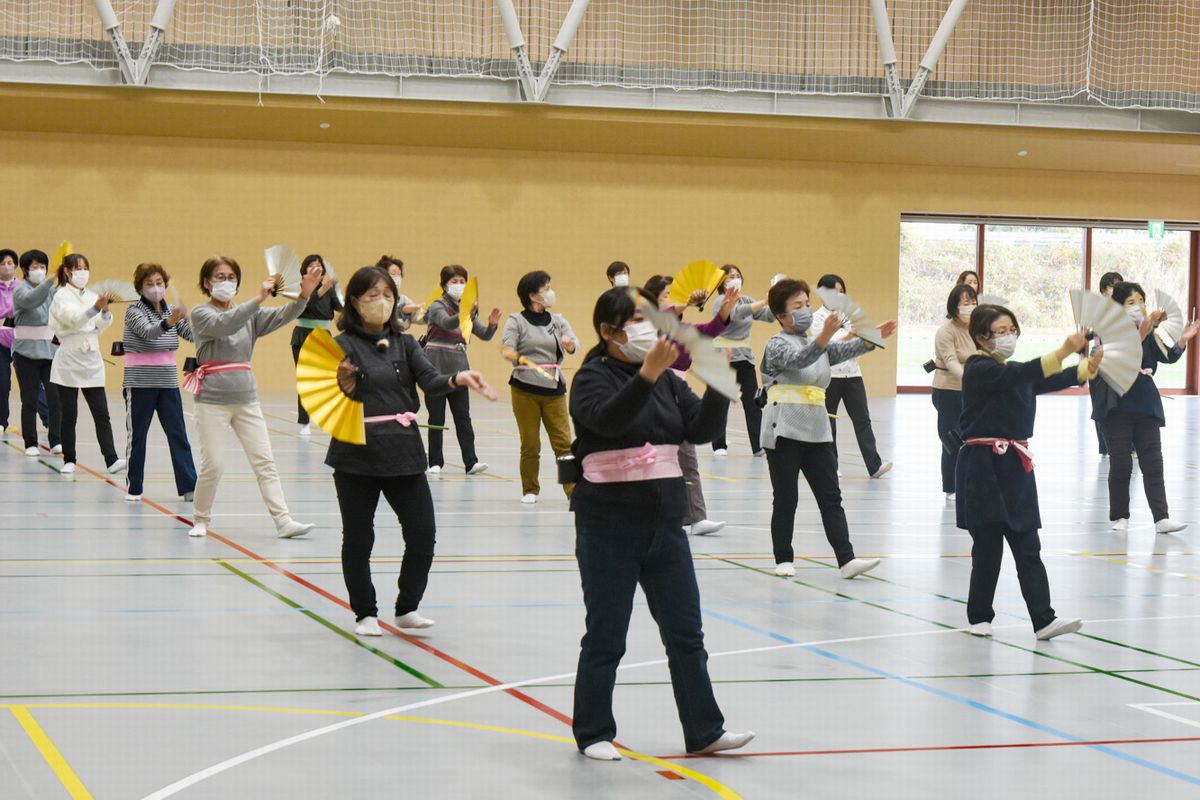 踊りを練習する参加者