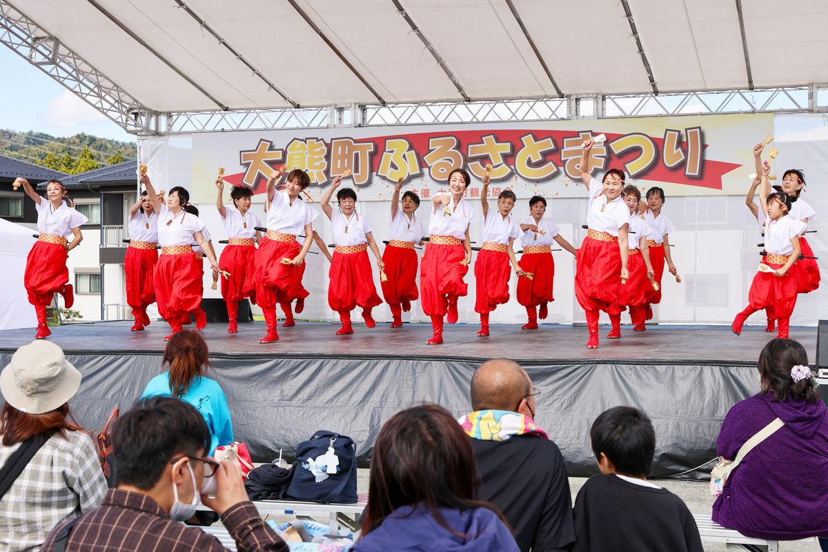 埼玉県飯能市のよさこいチーム飯能乱舞（はんのうらぶ）の皆さんは、鳴子を持ち鳴らしながら華やかな演武を披露しました。
