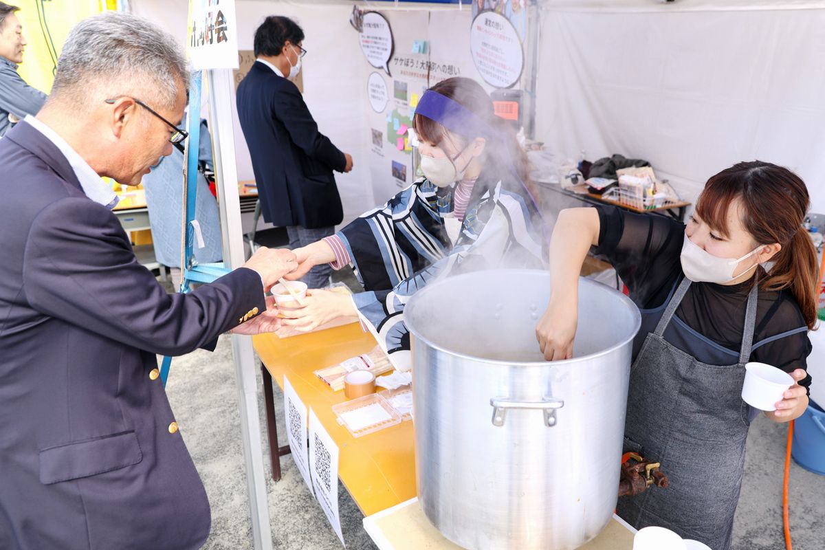 農業インターンシップの大学生は、震災前「熊川の鮭まつり」で毎年振る舞われていた鮭汁を作り無料配布しました。