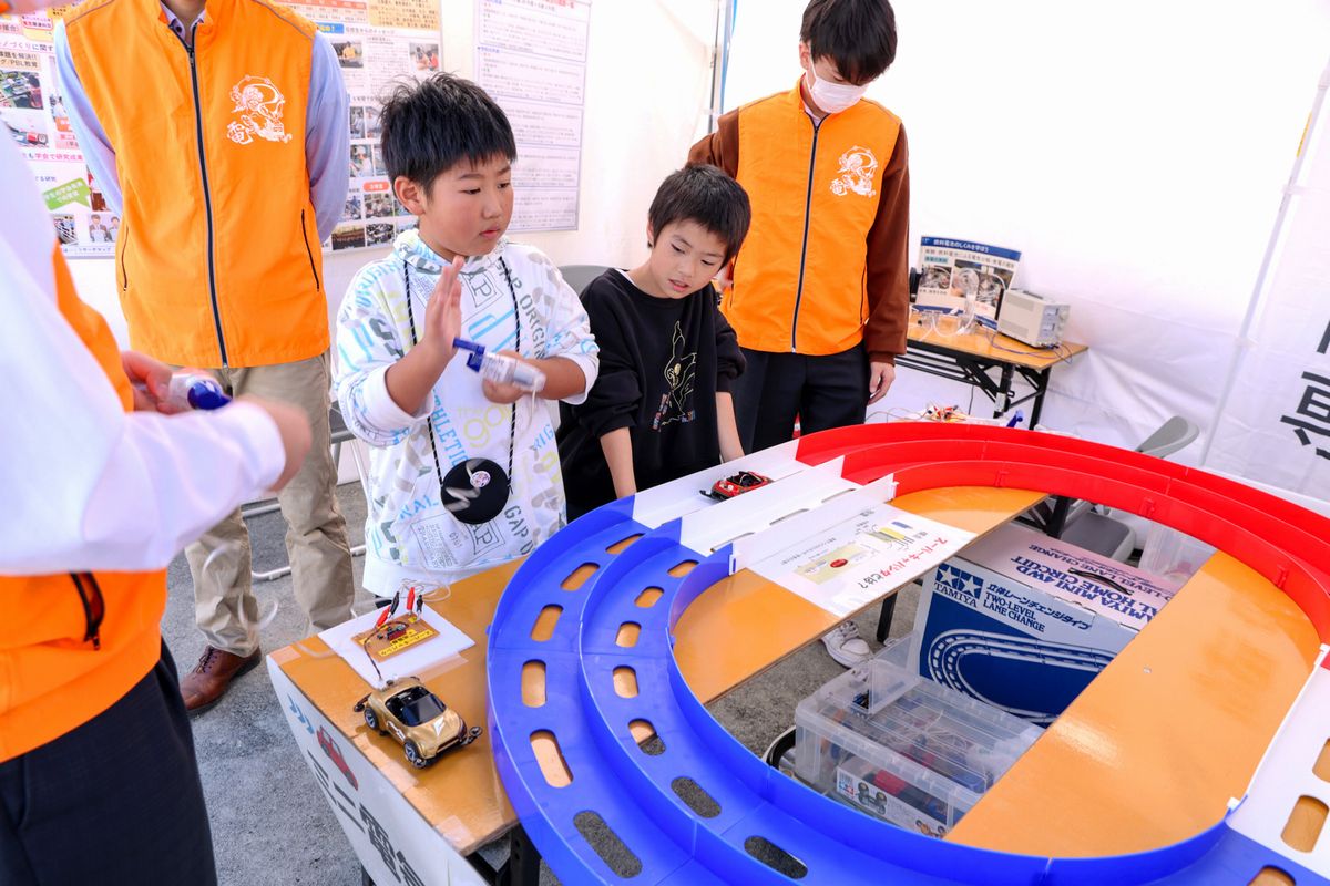 福島高専のブースには、ミニ電気自動車を走らせる体験コーナーがあり、子どもたちが次々集まりました。