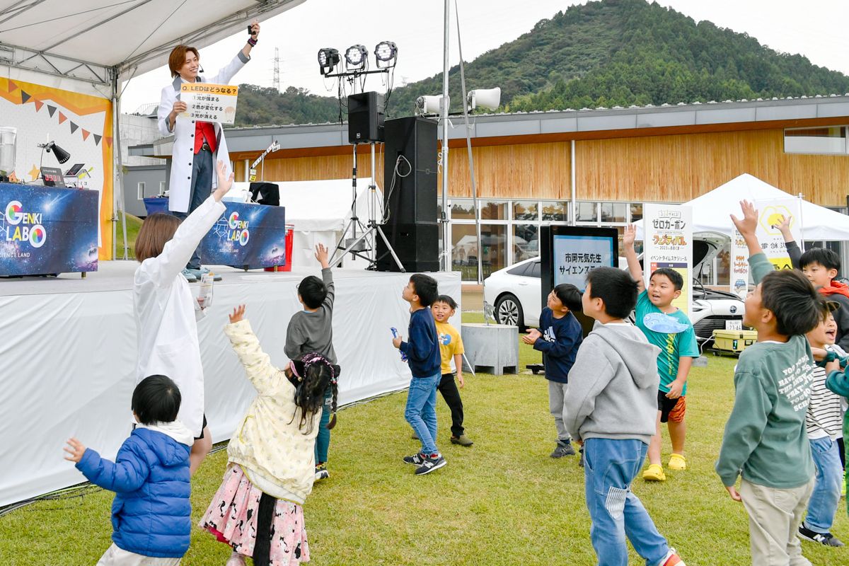 ステージイベントでは、動画配信で小中学生に人気のサイエンスアーティスト・市岡元気さんが、ゼロカーボンにまつわる科学実験やクイズショーを披露しました。