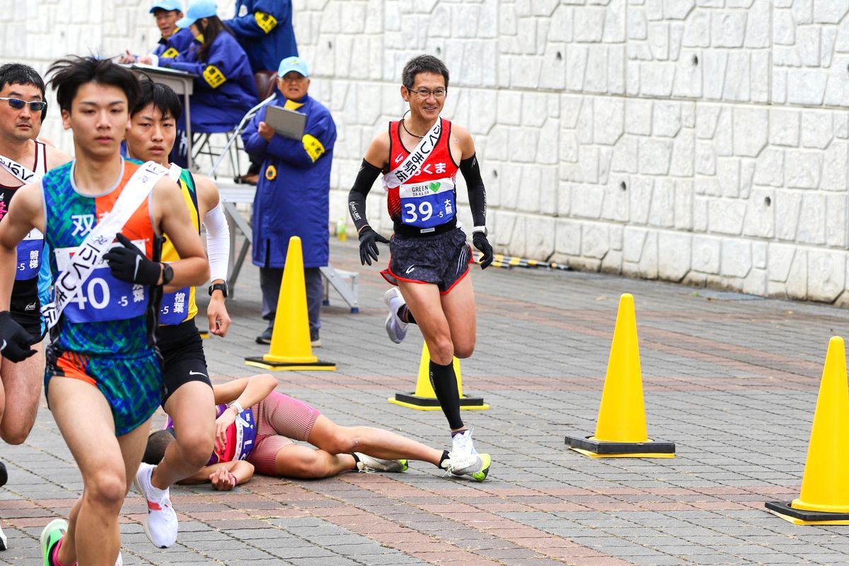 5区の渡辺隆弘監督兼選手は、鏡石町・鳥見山陸上競技場内から須賀川市役所内までの6.4kmを走りました。