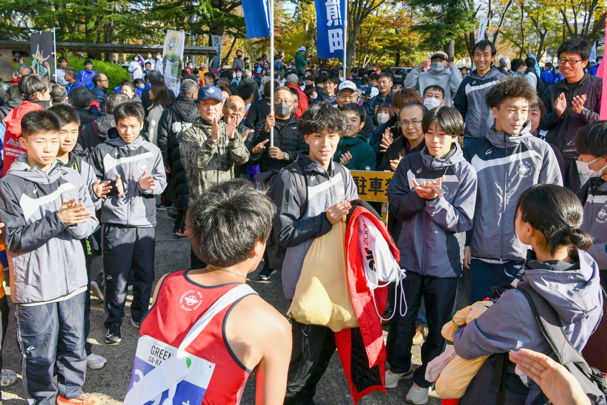 拍手でアンカーの吉田好孝選手を迎えた大熊町チームの選手、スタッフの皆さん。