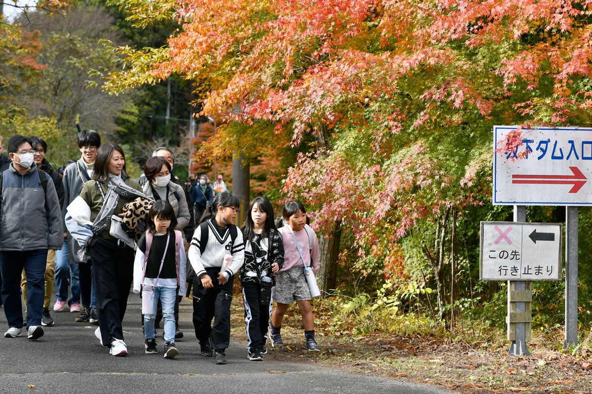 大山祇神社を後にする参加者の皆さん。坂下ダムまでの道のり、紅葉した木々を眺めたりお喋りしたりしながら歩きました。