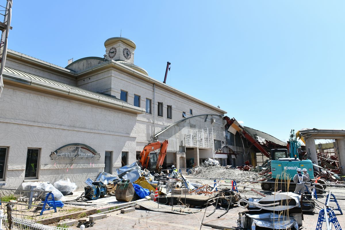 2023年4月、下野上地区復興拠点整備のため町図書館・民俗伝承館と大野駅東住宅エリアの解体が始まりました。写真は、町図書館・民俗伝承館解体の様子。