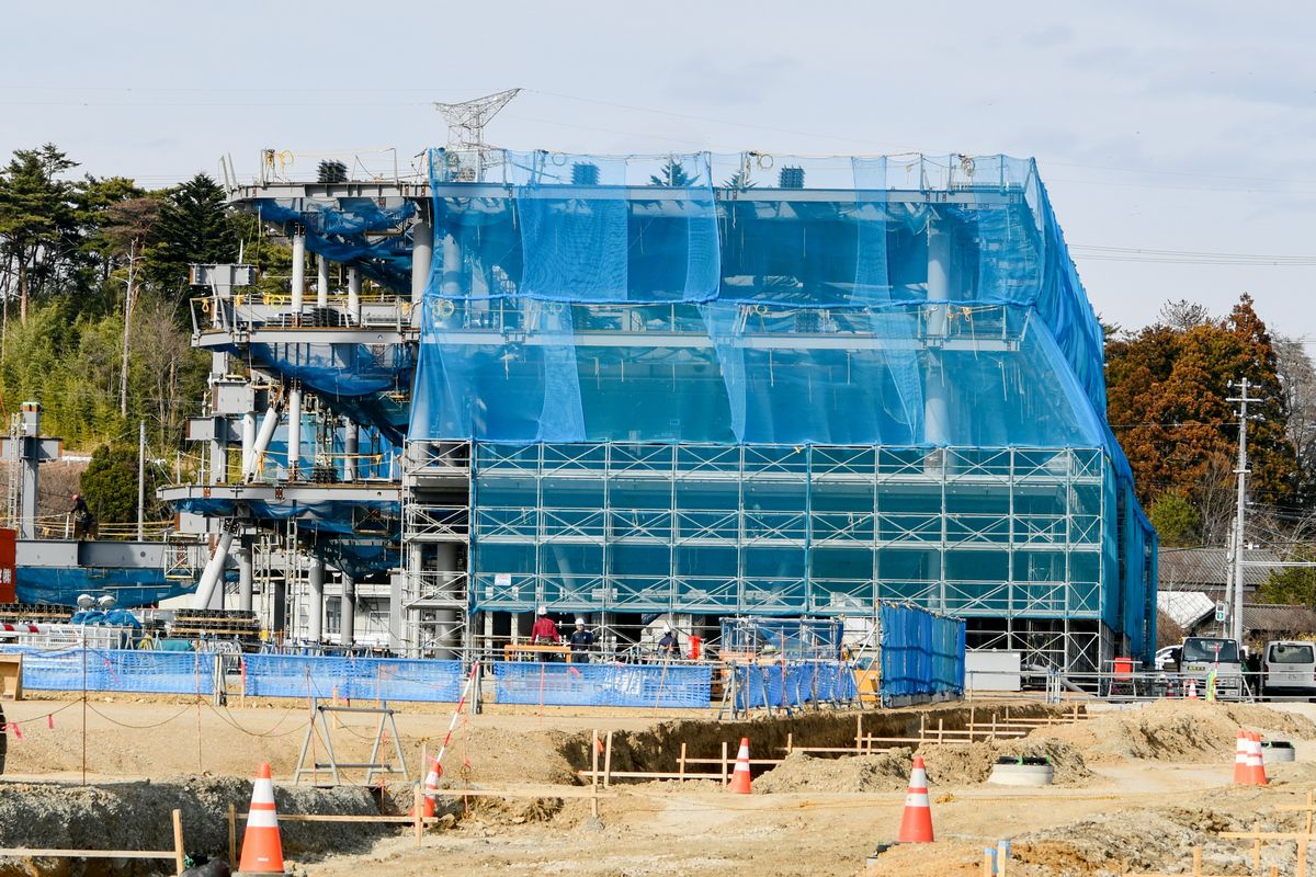 2024年2月、駅西側で進む下野上地区復興拠点の基盤整備工事の一角では産業交流施設が建設されています。