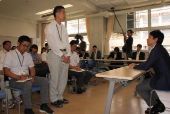 小泉政務官に意見を述べる職員の写真
