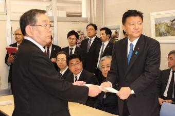新藤大臣へ要望書を手渡す渡辺町長の画像