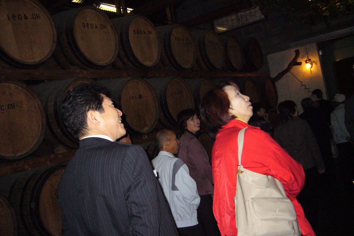 モンデ酒造のワイン資料室を見学する参加者