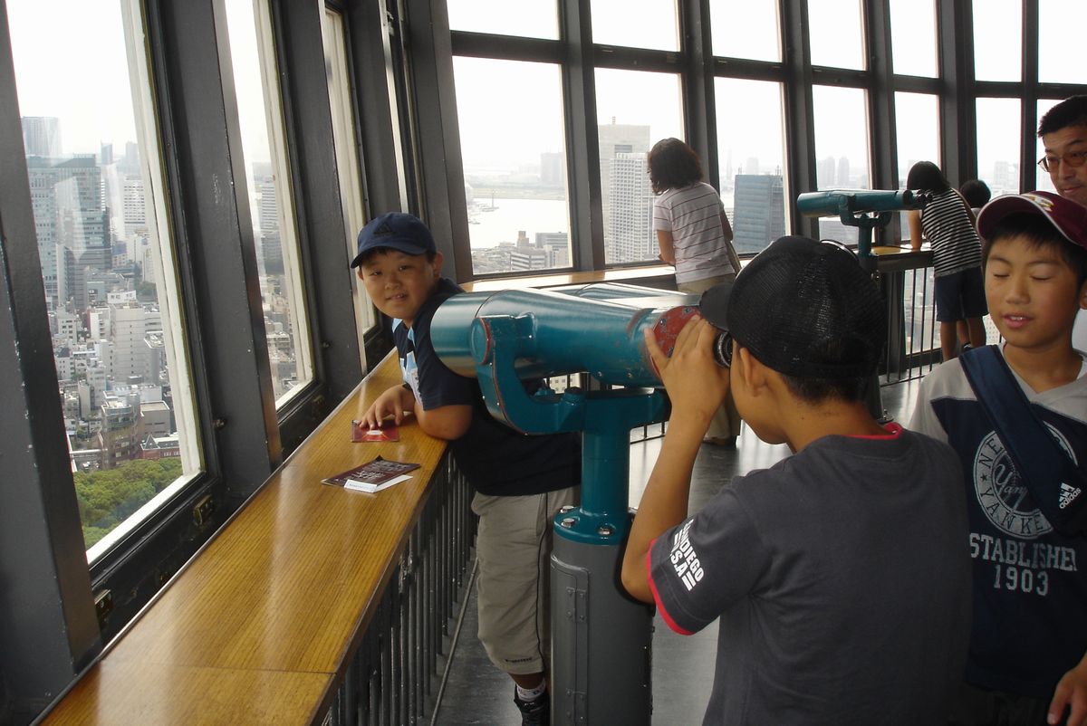 東京タワーの大展望台から都内を一望する子どもたち