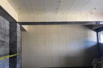 平成30年11月14日撮影　部屋の天井や壁にボードが貼られた防災棟