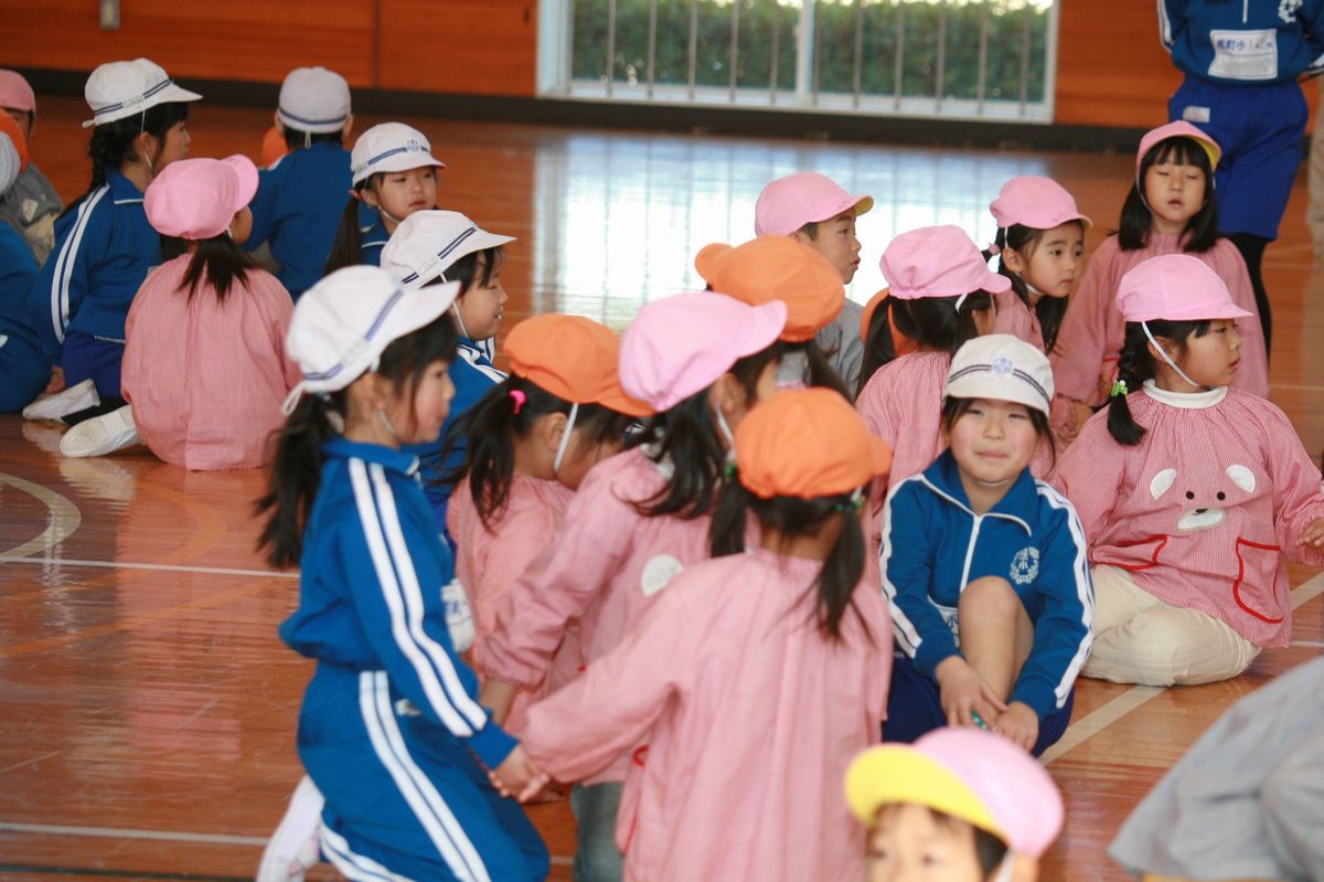 体育館で小学生と一緒に遊ぶ園児たち（2）