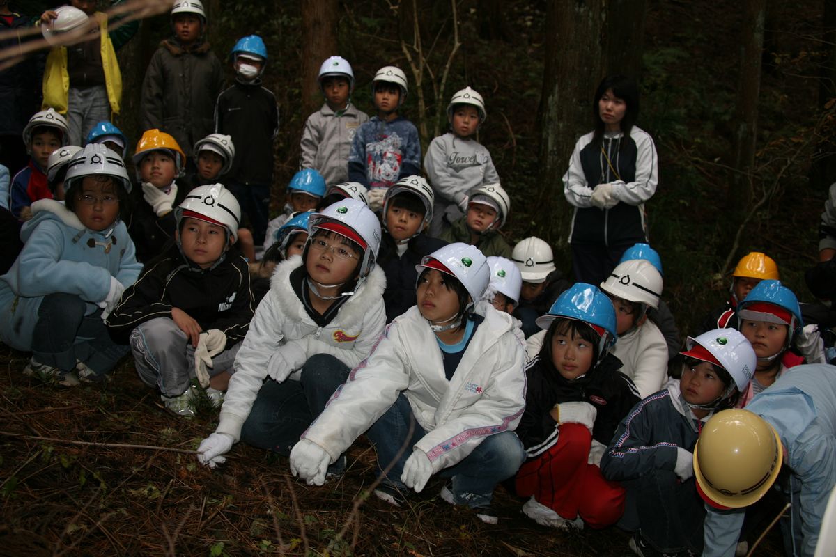 三ツ森山自然公園で森林の働きについて真剣に学ぶ児童たち