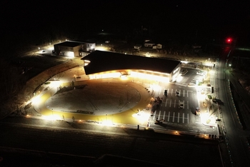 平成31年3月6日撮影　照明の点灯試験を行っている庁舎建設工事の全景