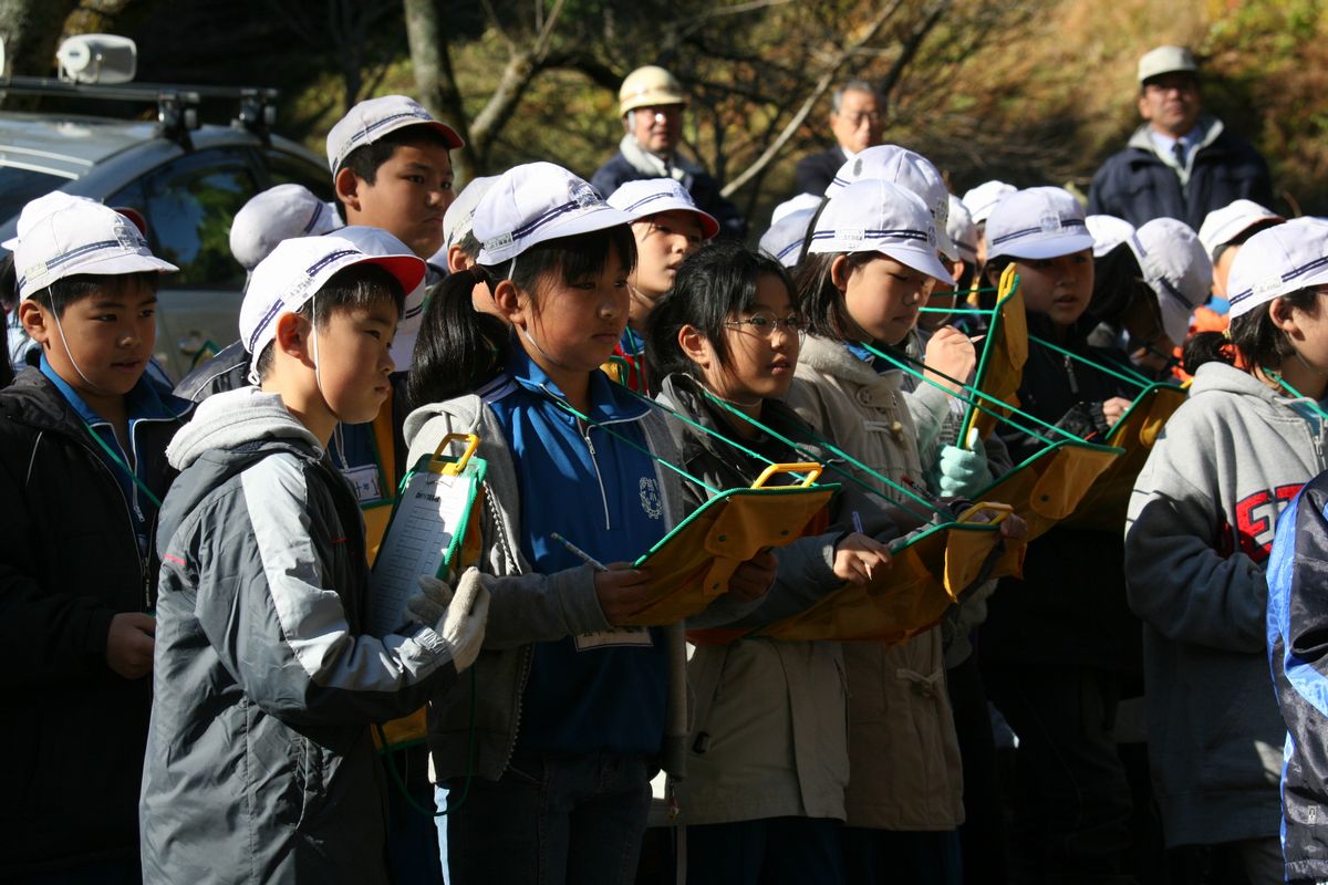 森林の働きについて学ぶ児童たち