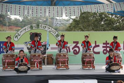 ステージで和太鼓を披露する町民たち