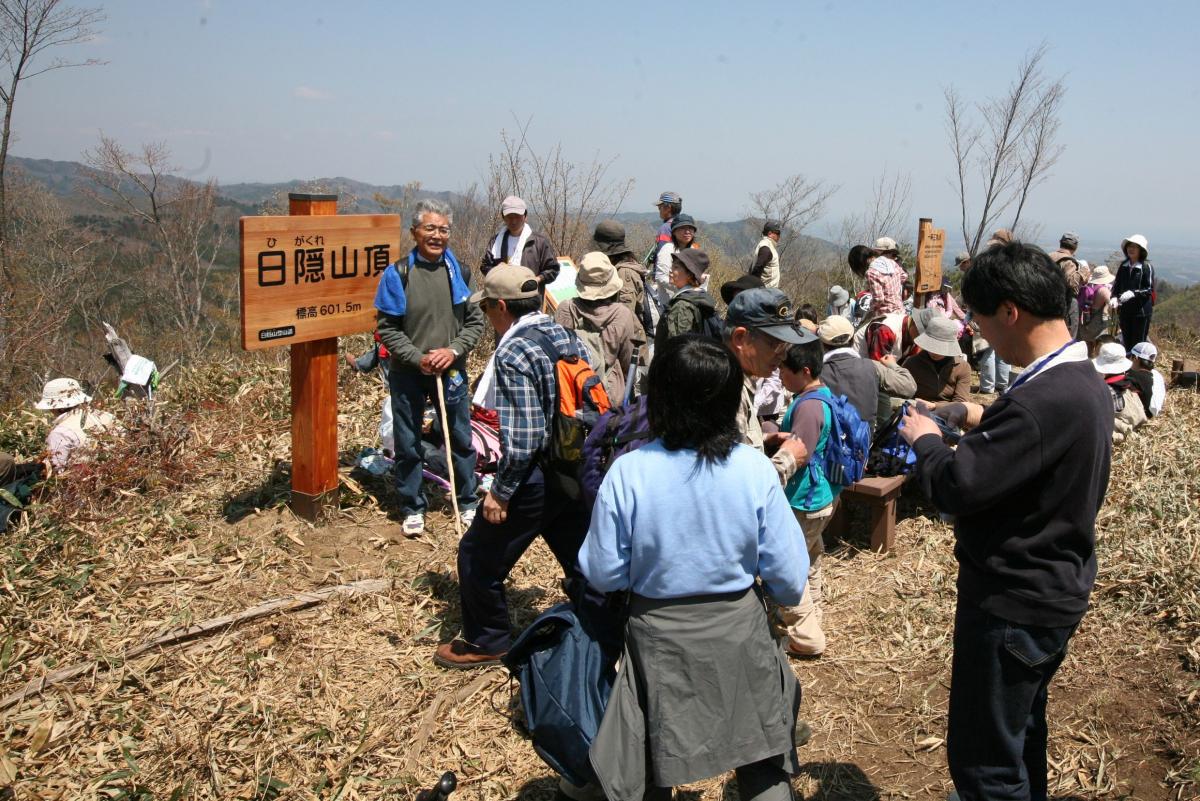 山頂で記念写真撮影をする参加者